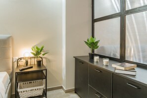 Luxury-Apartment, 2 Schlafzimmer | Bügeleisen/Bügelbrett, kostenloses WLAN, Bettwäsche