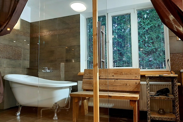 Studiosvit Design - flera sängar - icke-rökare - utsikt mot innergården (Anna) | Badrum | Gratis toalettartiklar, hårtork, handdukar och toalettpapper