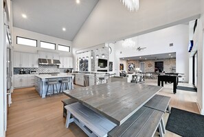 Refrigerador, parrilla de estufa, lavavajillas y cafetera y tetera 