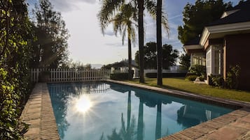 Una piscina al aire libre de temporada (de 09:00 a 20:00), sombrillas