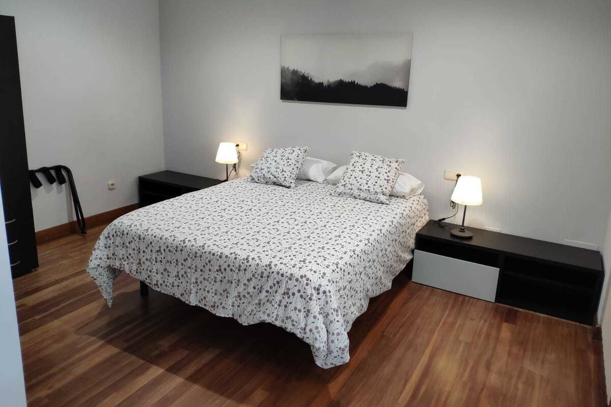 Quarto casal conforto | 3 quartos, edredons de pluma, frigobar, escrivaninha