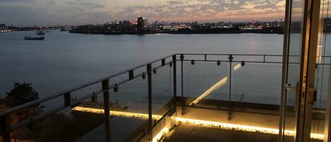 Penthouse panorámico, 2 camas matrimoniales, con acceso para personas discapacitadas, vista al río | Terraza o patio