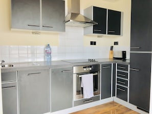 Penthouse Panoramique, 2 lits doubles, accessible aux personnes à mobilité réduite, vue fleuve | Cuisine privée | Réfrigérateur, micro-ondes, four, plaque de cuisson