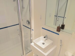Panoramic Penthouse, 2 Double Beds, Accessible, River View | Bathroom | Hair dryer, towels - The Penthouse (London)