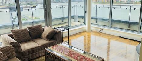 Penthouse panorámico, 2 camas matrimoniales, con acceso para personas discapacitadas, vista al río | Área de sala de estar | Televisión de pantalla plana