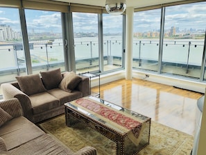 Penthouse Panoramique, 2 lits doubles, accessible aux personnes à mobilité réduite, vue fleuve | Coin séjour | Télévision à écran plat