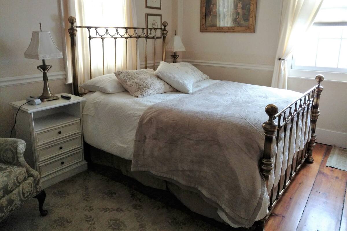 Abby Wright Room #3 | Premium bedding, pillowtop beds, laptop workspace, soundproofing