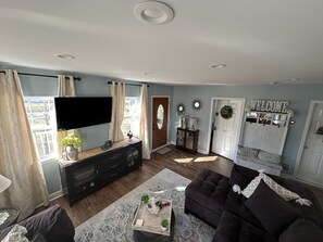 Smart TV, fireplace, video games, DVD player - Spacious Farmhouse with Breakfast- Ella’s Place (Auburn Hills)