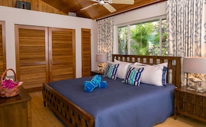 3 bedrooms, travel cot