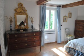 5 chambres, fer et planche à repasser, Wi-Fi, draps fournis