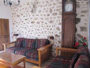 Télévision, cheminée, table de tennis de table