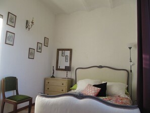5 bedrooms, iron/ironing board, WiFi, bed sheets