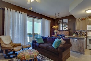 Televisión, chimenea, reproductor de DVD y estéreo 