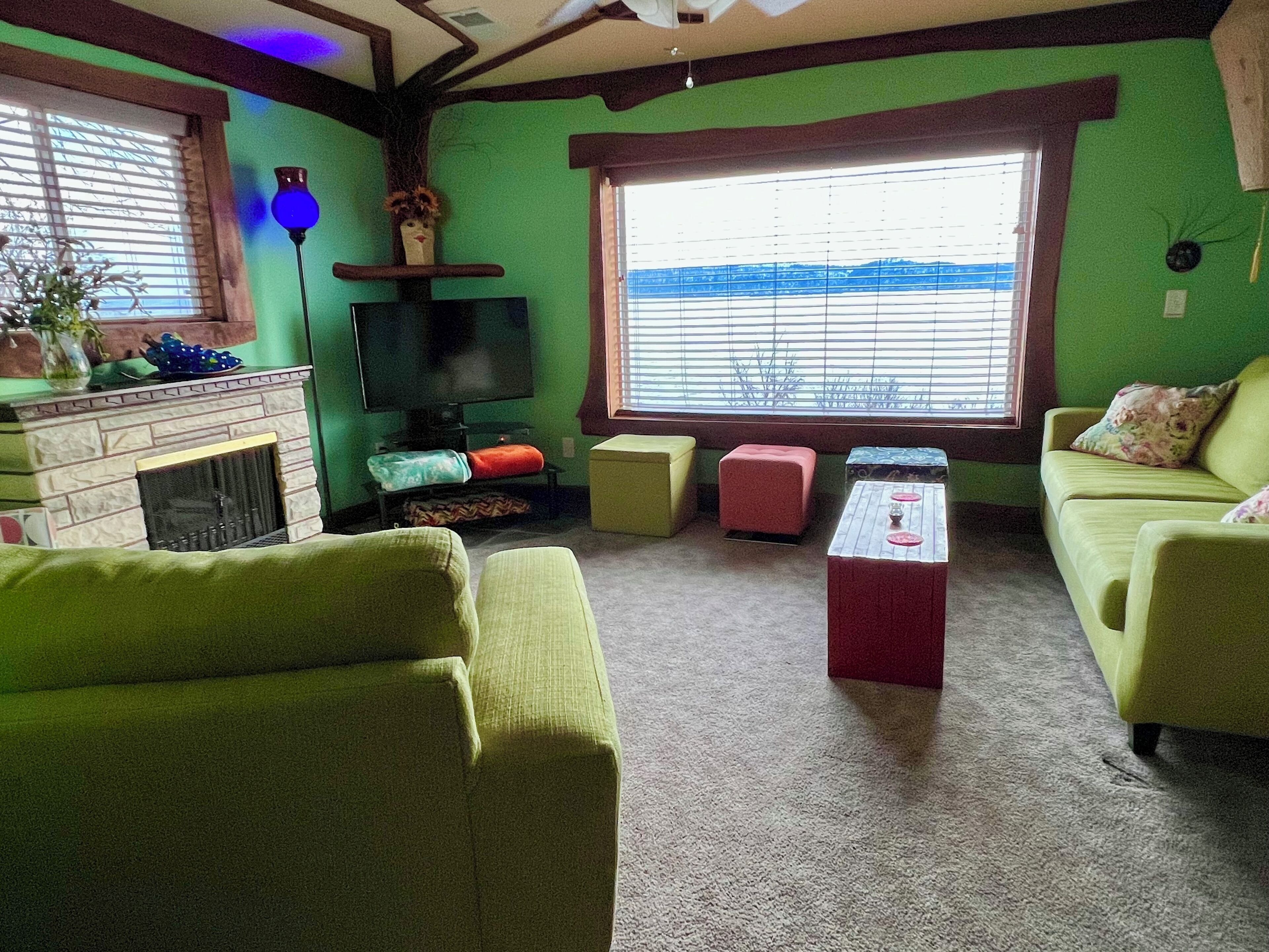 GRAND VIEW --  SHOREVIEW COTTAGE  Spectacular River View!