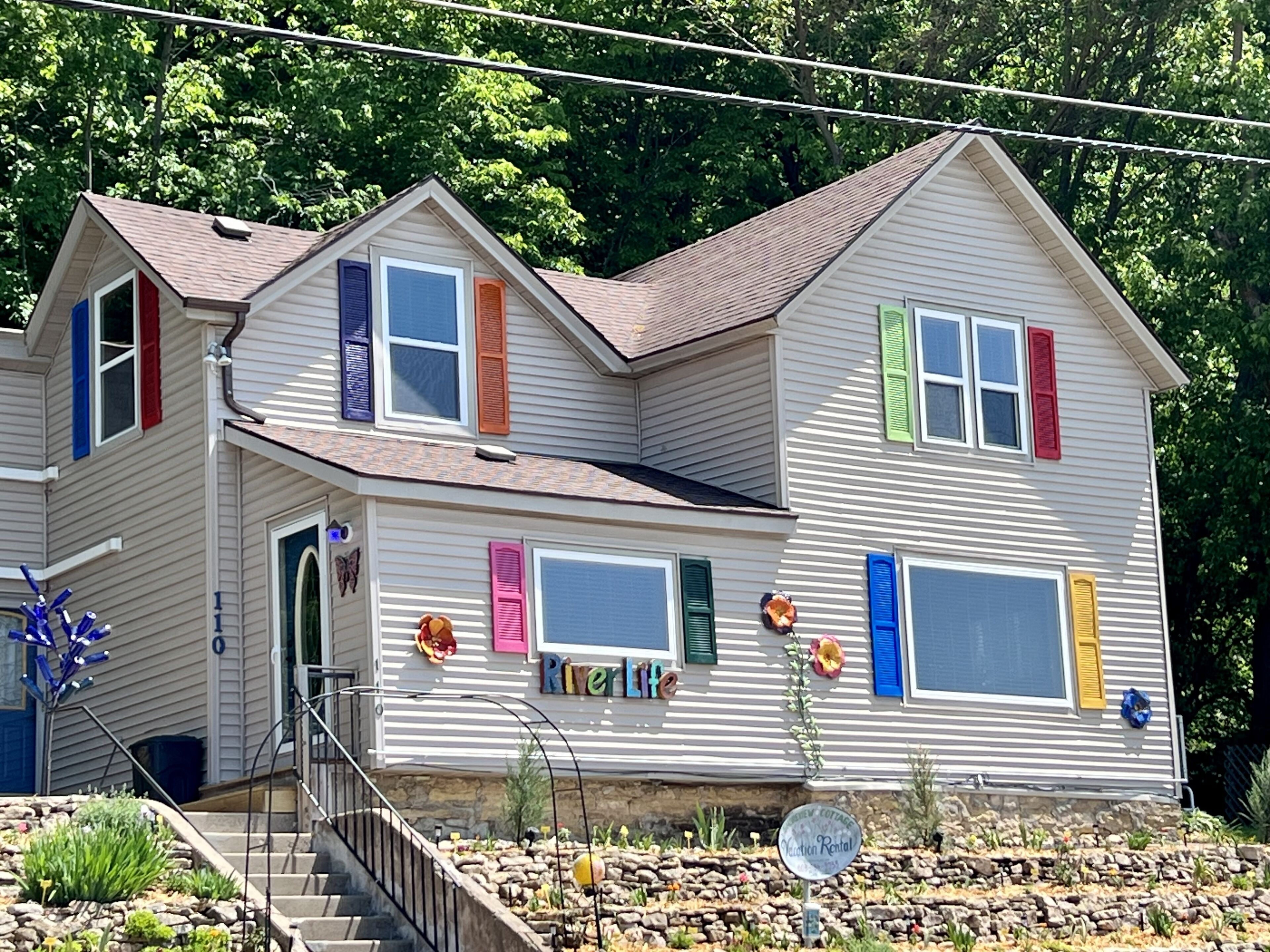 GRAND VIEW --  SHOREVIEW COTTAGE  Spectacular River View!