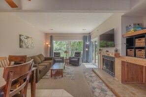 TV, fireplace - Cozy Condo on Lake Aspen by Innsbrook Vacations! (Innsbrook)