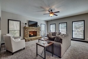 Smart TV, lareira, videogames, pebolim