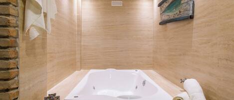 Executive Quadruple Room, Jetted Tub
