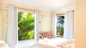 Quarto triplo, banheira de hidromassagem, vista para o mar | Frigobar, cortinas blackout, Wi-Fi de cortesia, roupa de cama