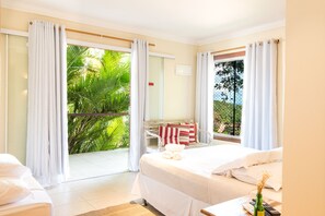 Dreibettzimmer, Whirlpool, Meerblick | 1 Schlafzimmer, Minibar, Verdunkelungsvorhänge, kostenloses WLAN