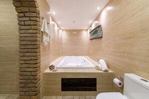Habitación cuádruple ejecutiva, bañera de hidromasaje | Baño | Artículos de higiene personal gratuitos, secador de pelo y toallas