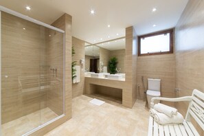 Familien-Suite | Badezimmer | Kostenlose Toilettenartikel, Haartrockner, Handtücher, Seife