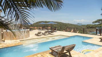 Piscina externa, funciona das 9h às 22h, espreguiçadeiras