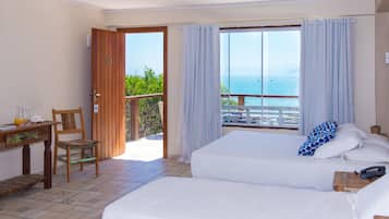 Quarto quádruplo premium, banheira de hidromassagem, vista para o oceano | Frigobar, cortinas blackout, Wi-Fi de cortesia, roupa de cama