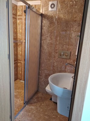 Dusj, hårføner og håndklær