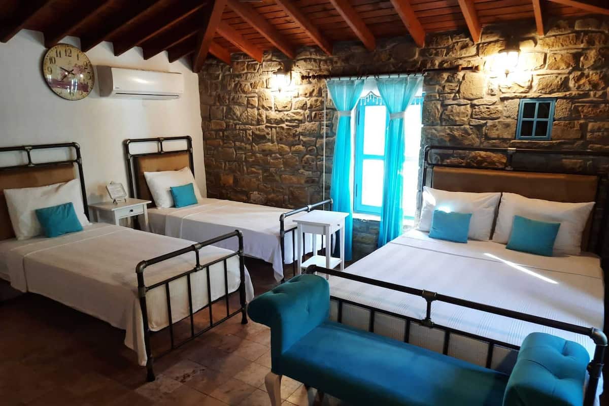 Chambre Quadruple Standard | Minibar, lits bébé (gratuits), Wi-Fi gratuit, draps fournis