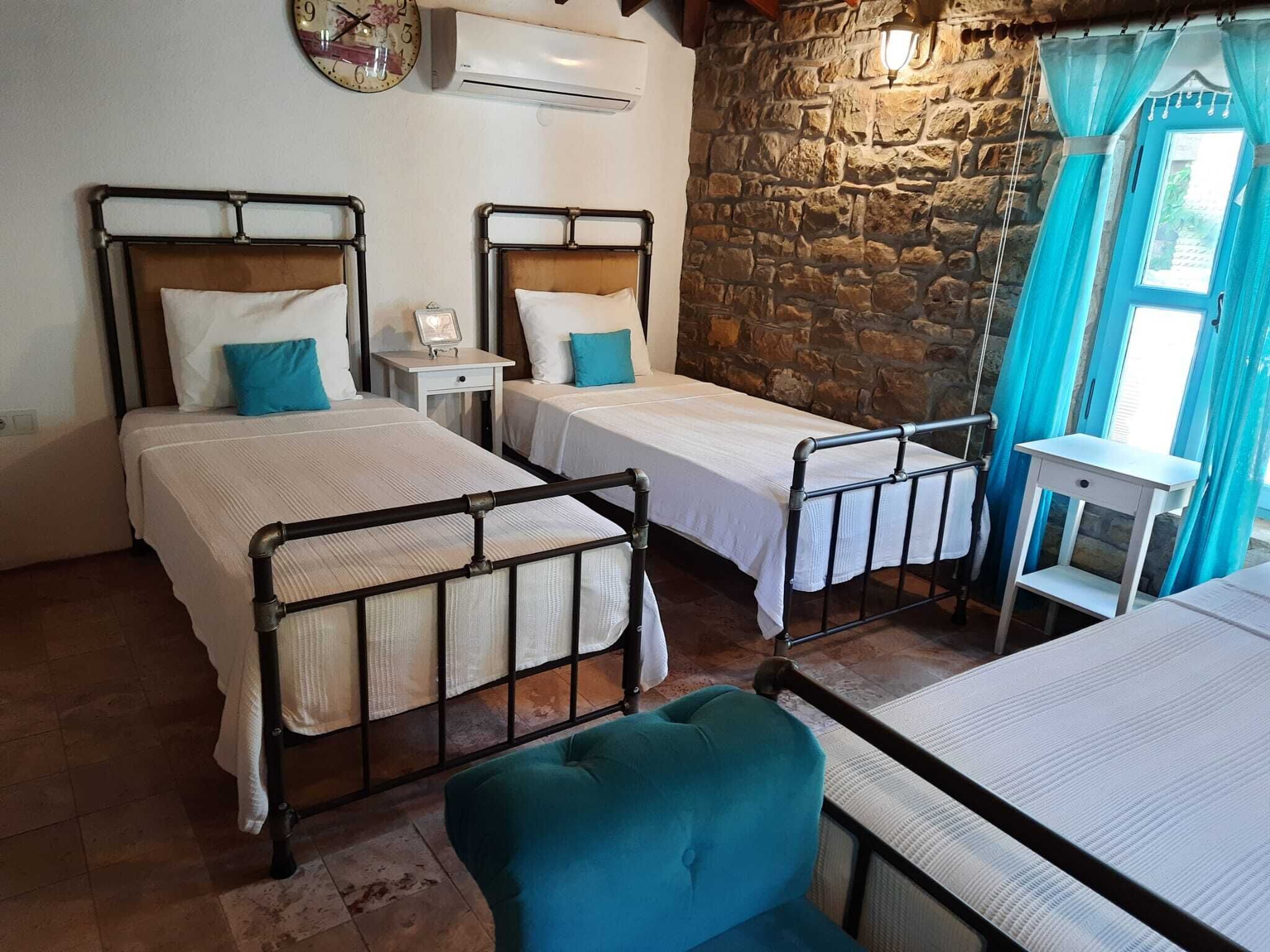 standard quadruple room | minibar, free cots/infant beds, free wifi, bed sheets