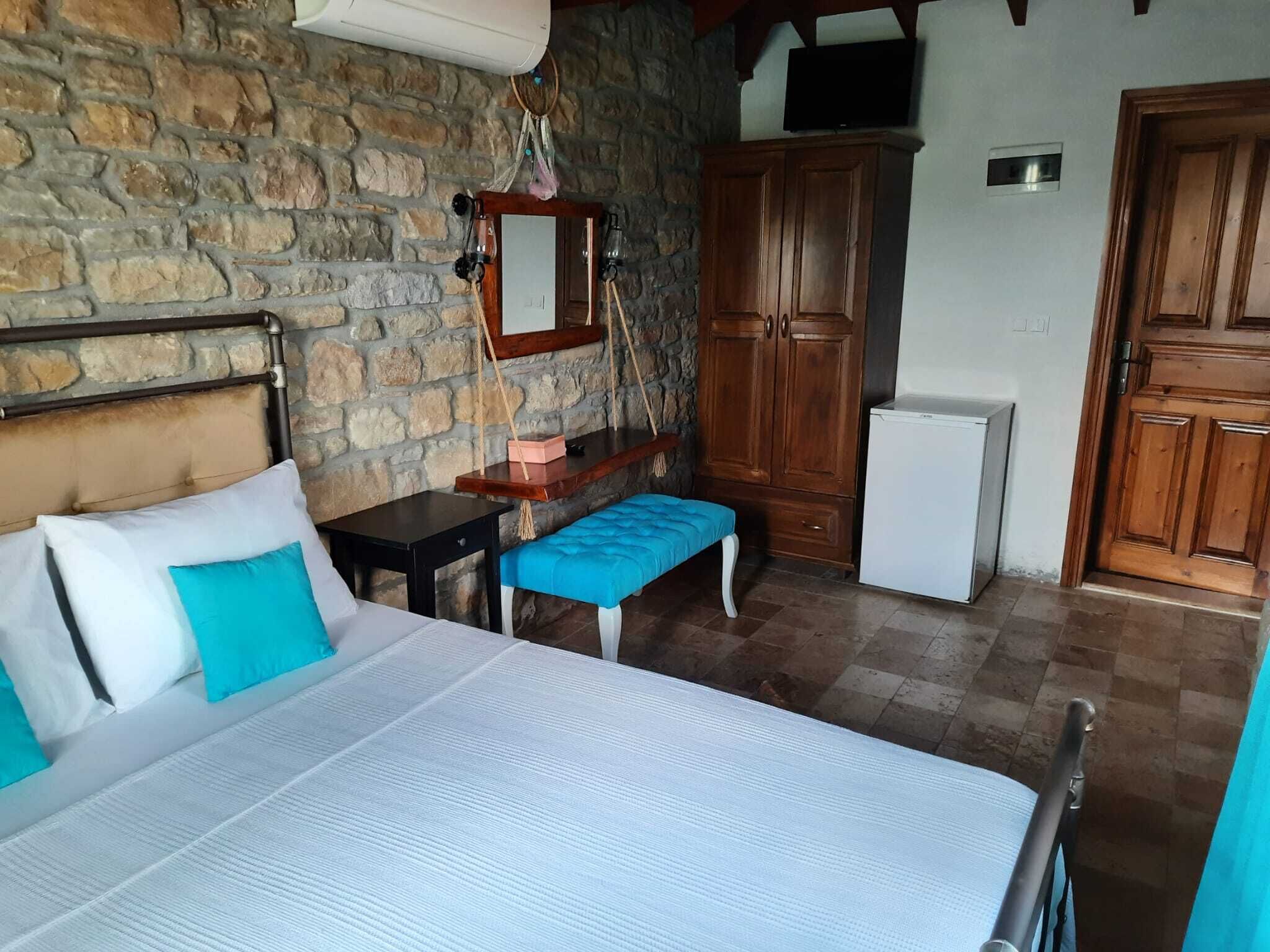 standard double room | minibar, free cots/infant beds, free wifi, bed sheets