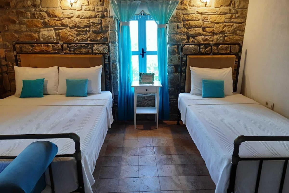 standard triple room | minibar, free cots/infant beds, free wifi, bed sheets