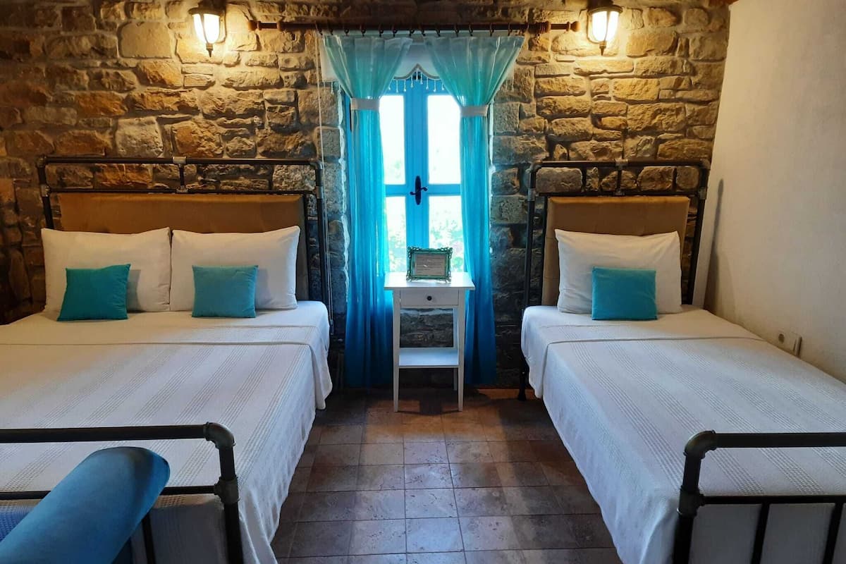 Chambre Triple Standard | Minibar, lits bébé (gratuits), Wi-Fi gratuit, draps fournis
