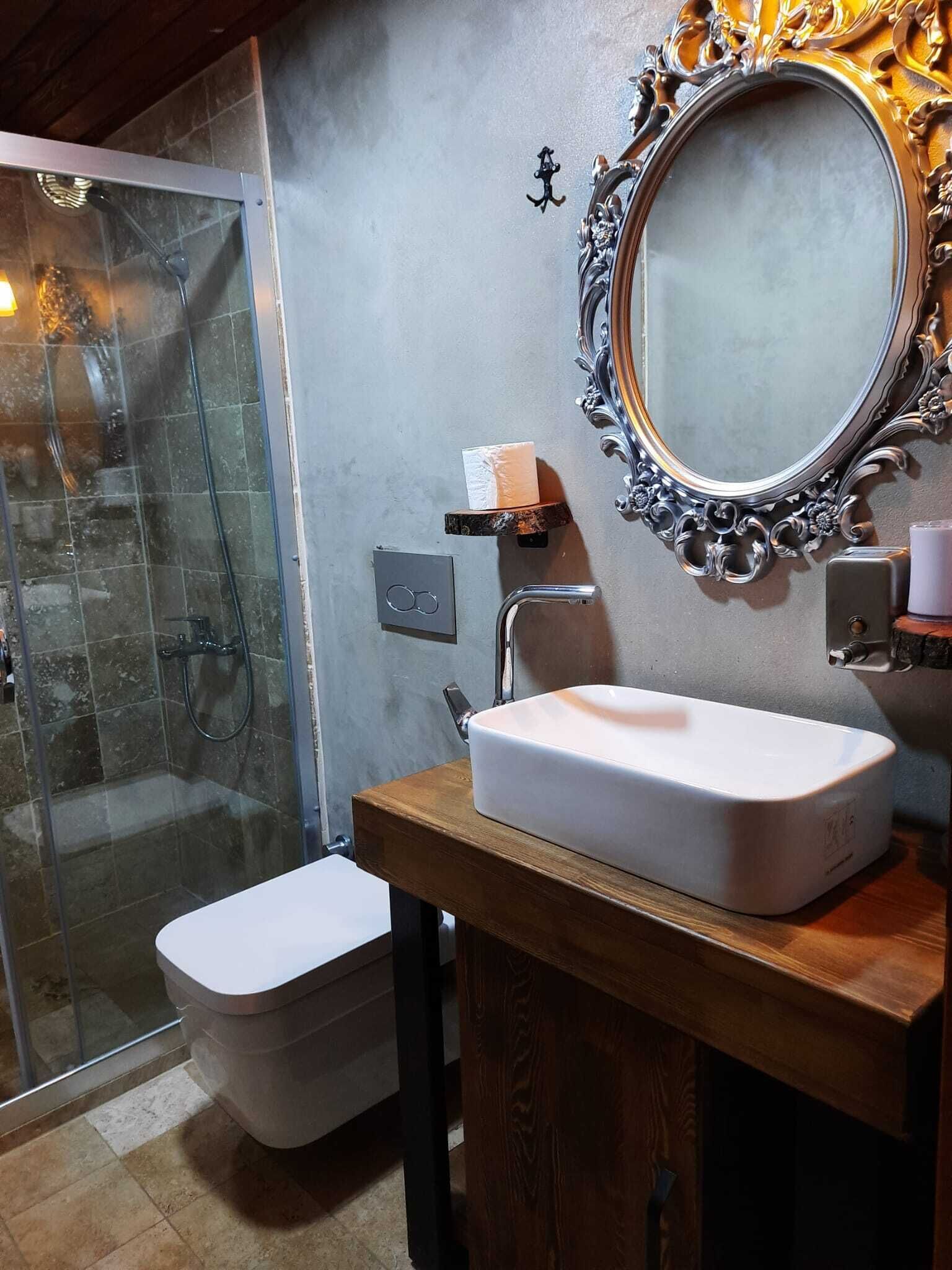 standard double room | bathroom | shower, rainfall showerhead, free toiletries, hair dryer