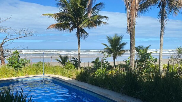 Una piscina con vistas a la playa y al océano.