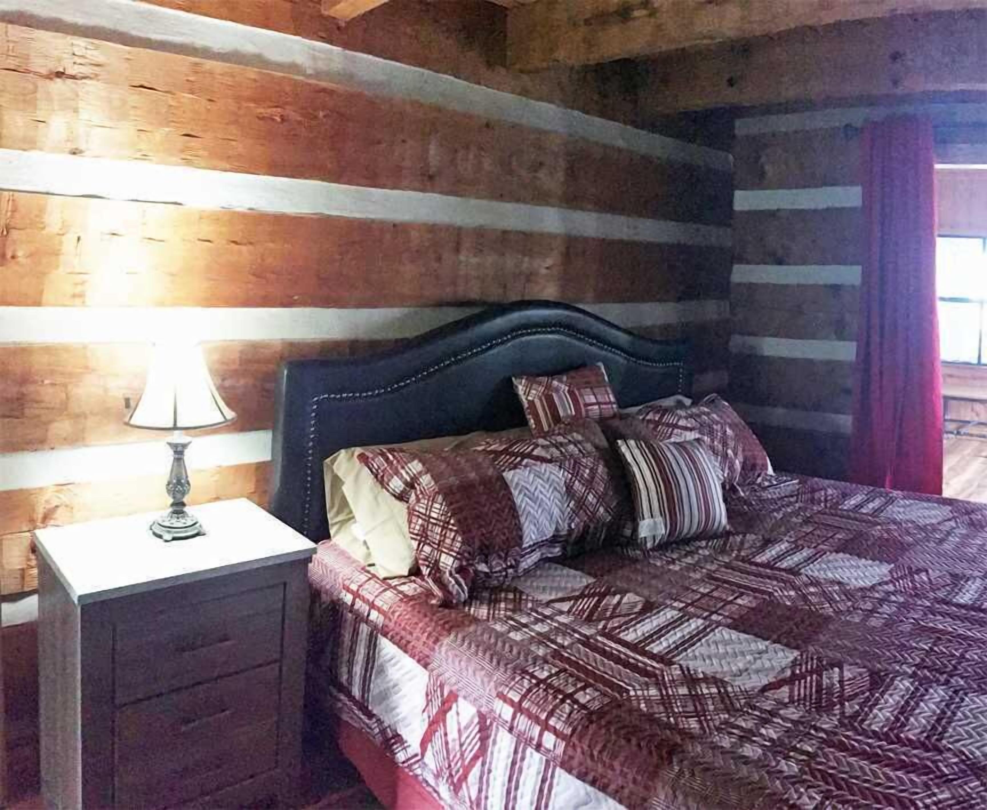 Reelfoot Lakefront  3 Bedroom Cabin, Tons of Space, Enjoy the Fishing, Birds and Deck!