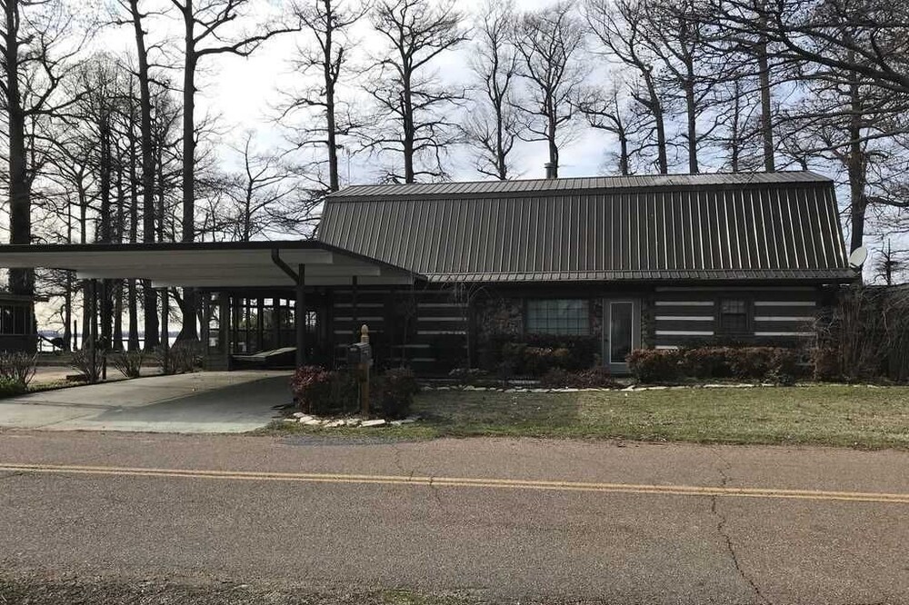 Reelfoot Lakefront 3 Bedroom Cabin, Tons of Space, Enjoy the Fishing, Birds and Deck!