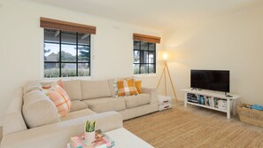 TV - Centrally located well maintained 4 bedroom home (Port Fairy)