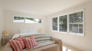 4 bedrooms, iron/ironing board, free WiFi, bed sheets - Centrally located well maintained 4 bedroom home (Port Fairy)