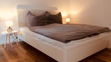 Travel crib, free WiFi, bed sheets