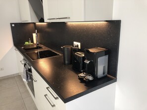 ثلاجة، فرن، موقد طهي مسطح، غسالة أطباق