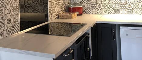 Frigorifero, microonde, forno, piano cottura