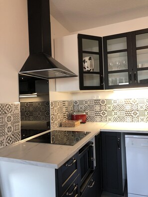 Fridge, microwave, oven, stovetop - T3 center of Bordeaux, bright, parking and loggia (Bordeaux)