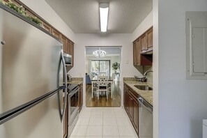 Réfrigérateur, four à micro-ondes, surface de cuisson, lave-vaisselle