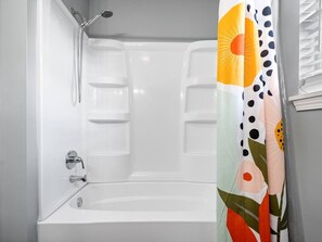 Combined shower/bathtub, hair dryer, towels