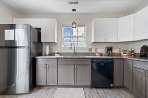 Réfrigérateur, four à micro-ondes, un four, surface de cuisson