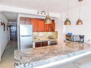 Mikrobølgeovn, ovn, kaffe-/temaskine, køkkentøj/tallerkener/redskaber