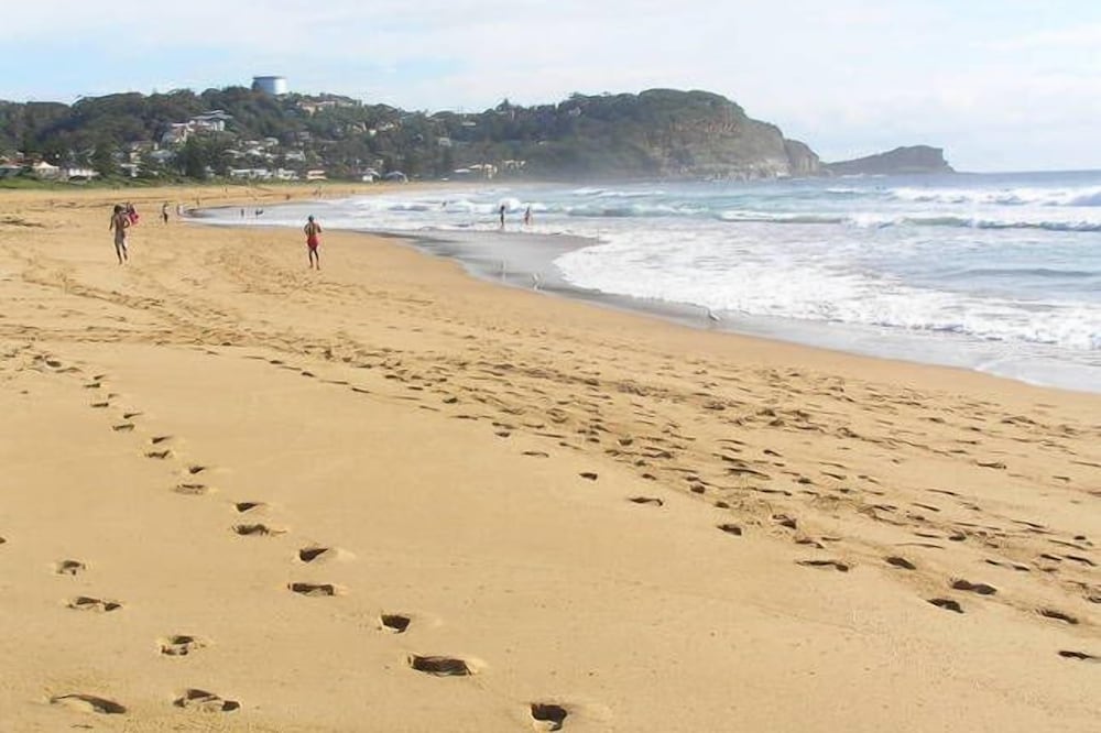 The Avoca Beach House - Best location beach and shops 50 meters away