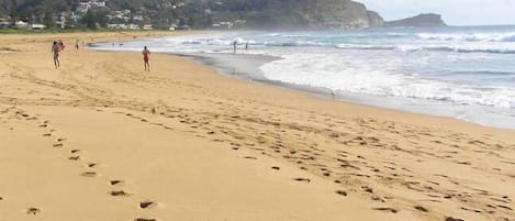 En la playa y camastros